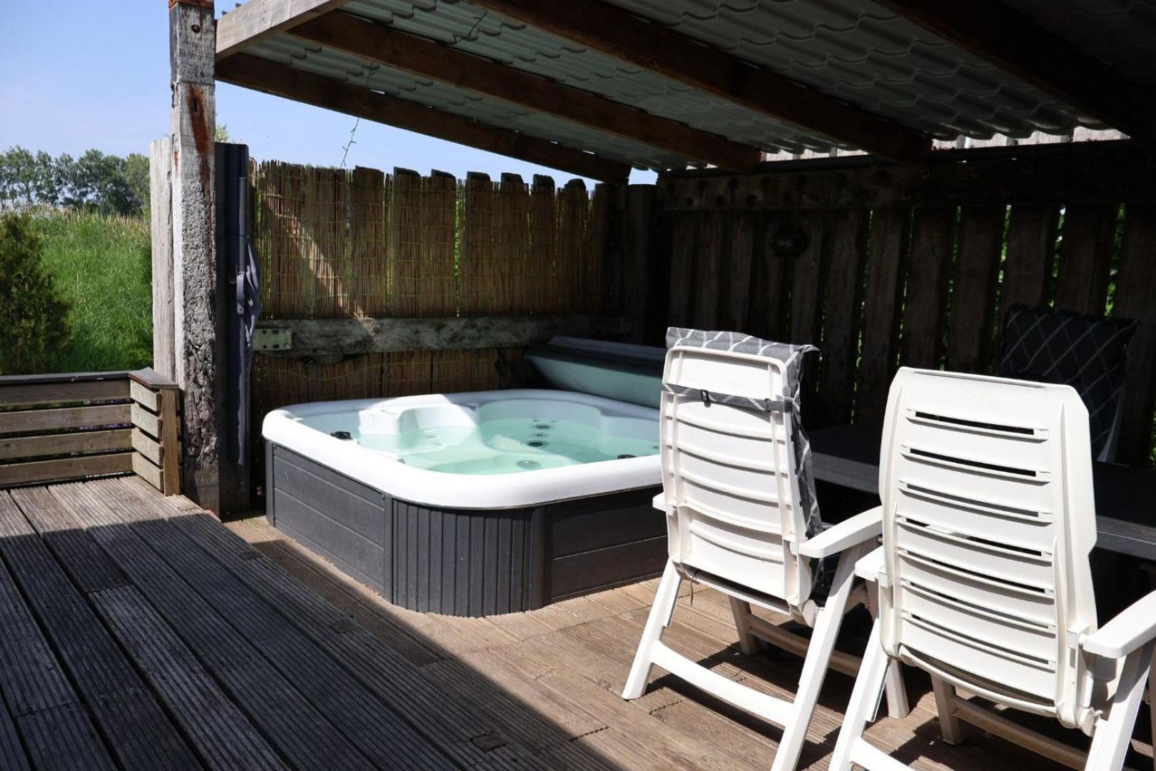 30 Met Jacuzzi Chalet Sint-Annaland